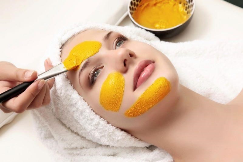Cách sử dụng nghệ làm mờ vết thâm, giúp sáng da